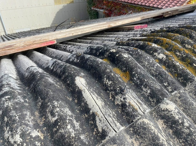 稲美町で経年劣化が進んだ屋根の棟部